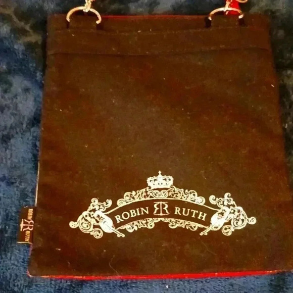 Over the side shoulder bag..absolutely beautiful..Two nice size pockets. - Picture 4 of 4